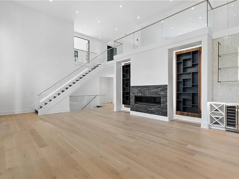 1000 Clementstone Northeast Dr — Photo 9