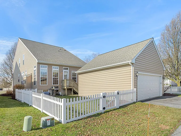 301 Adelaide Dr — Photo 45