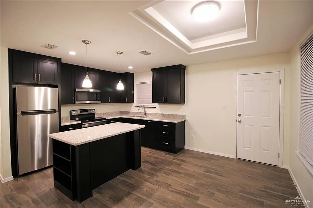 3 bed, 2.0 bath, 1111 sqft, $1,145 — Photo 3