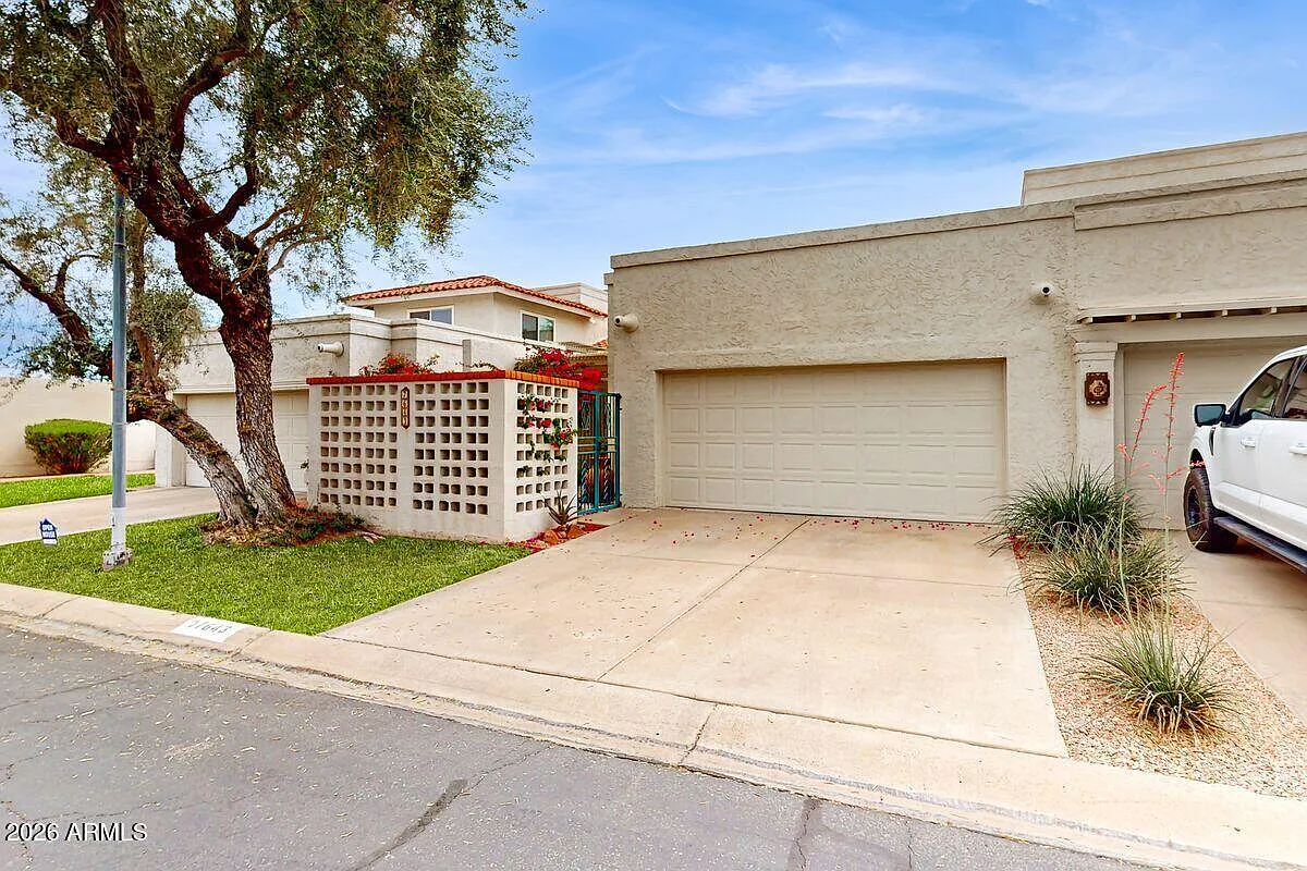 2 bed, 2.0 bath, 1274 sqft, $2,500 — Photo 2