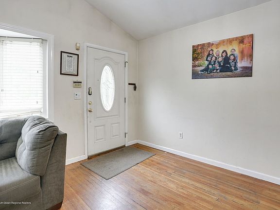 4th image of 108 Summit Ct