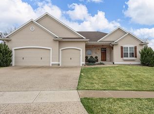 955 Tamarac Ln, Robins, IA 52328