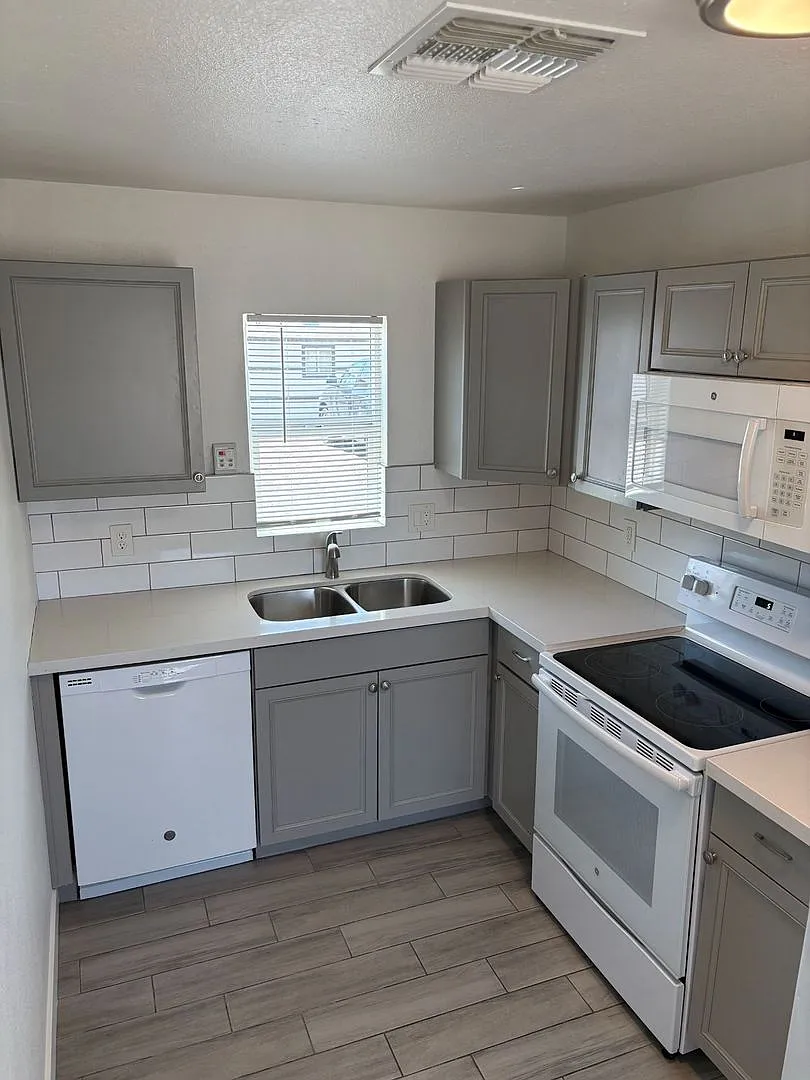 5040 N 18th Ave — Photo 2