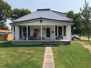 909 S 10th St, Marshall, IL 62441