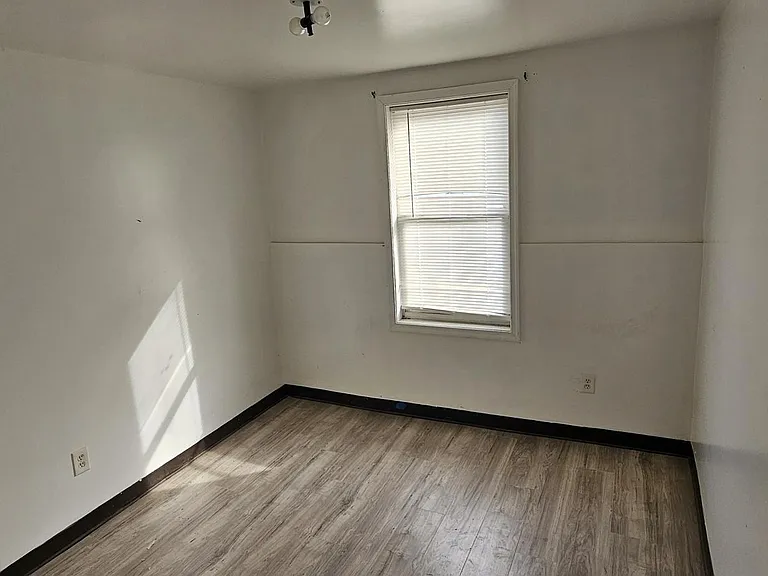 402 W Green St — Photo 13