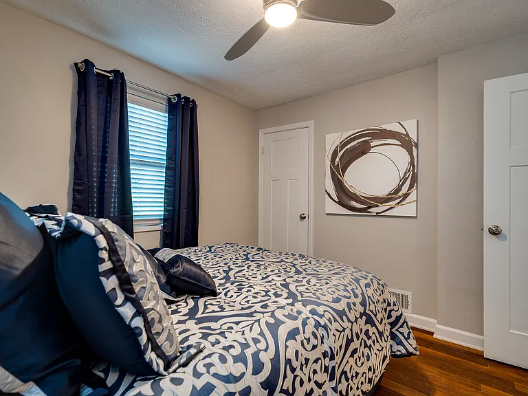 1126 Irving Ave #4 — Photo 11