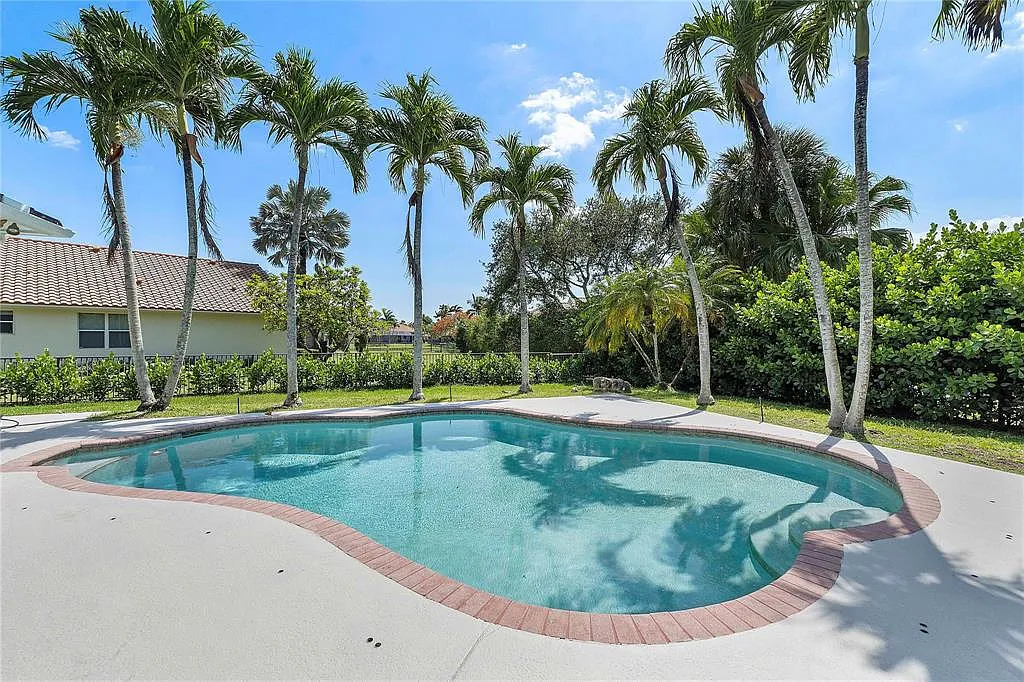 5 bed, 3970 sqft, $11,500 — Photo 3