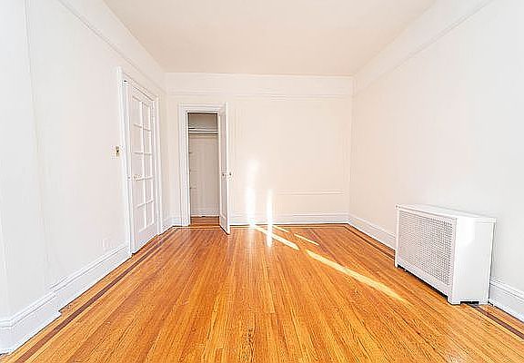 4th image of 2205 37th St APT 4G