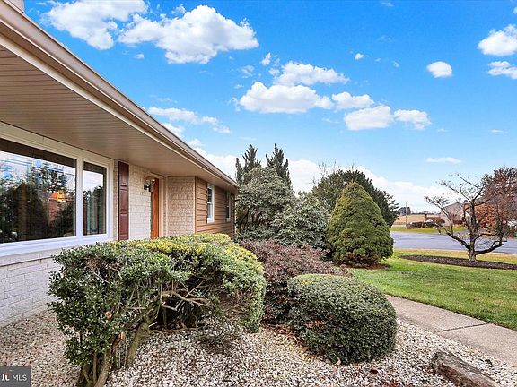 3rd image of 201 Westview Dr