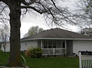 110 S 4th St, Gower, MO 64454