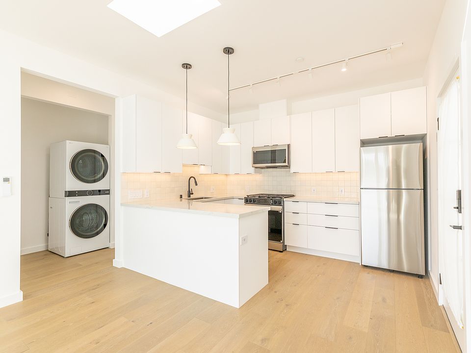 1st image of 3201 S Barrington Ave #G