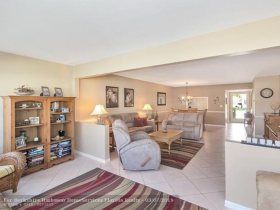 4th image of 3121 NE 51st St APT 101E