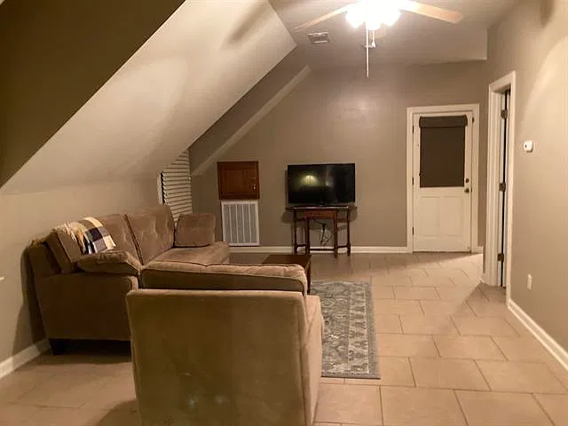 1 bed, 1036 sqft, $1,995 — Photo 4