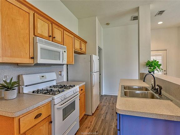 5th image of 703 Meadow Brook Dr
