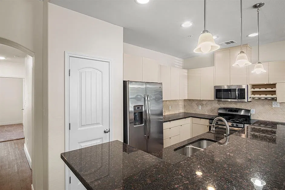 218 Sterling St — Photo 2