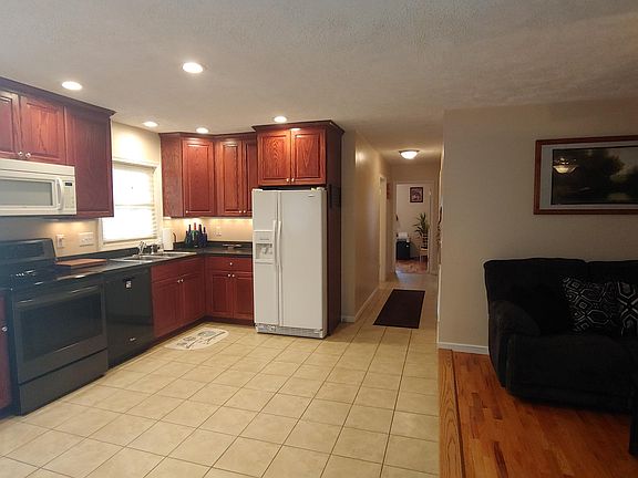4th image of 595 Trail Dr
