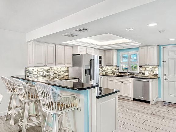 5th image of 220 Young Ave APT 57