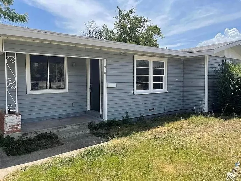 910 Circle Dr — Photo 6