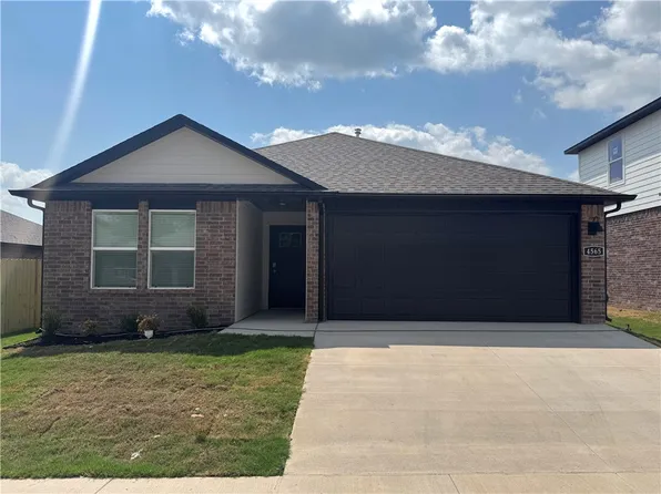 4565 W Triangle St, Fayetteville, AR 72704