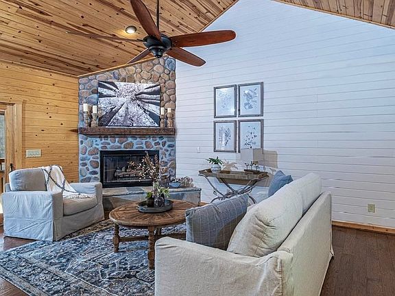 5th image of 80 Bear Creek Cir