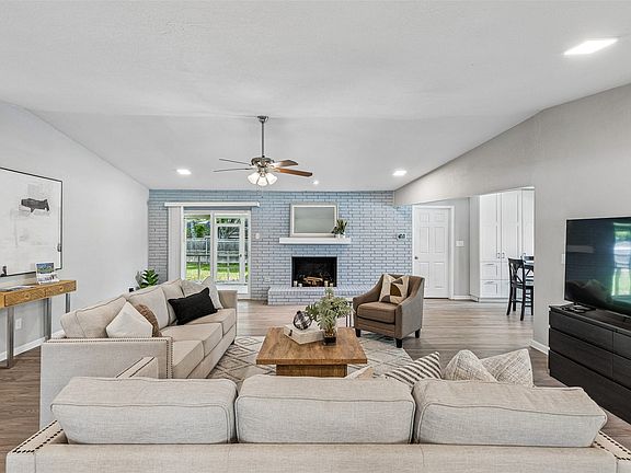 5th image of 605 Meadow Heath Cir