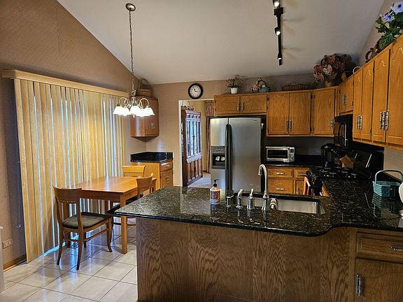 5th image of 77 Castle Rock Ln