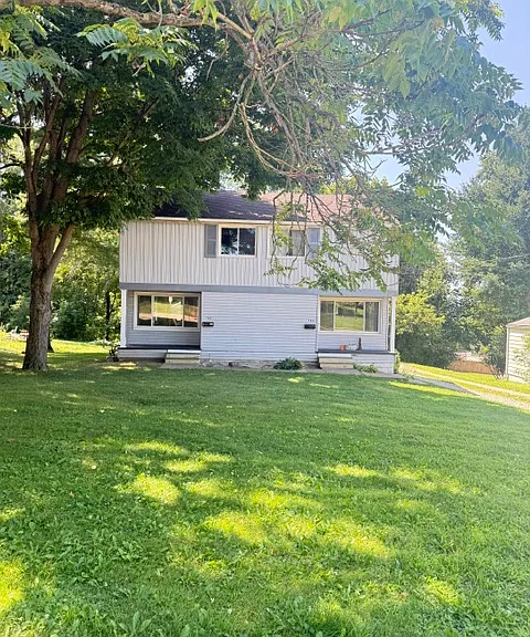 782 Parkview Dr — Photo 1