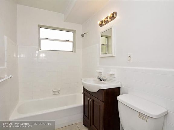 3rd image of 808 SE 4th St APT 19