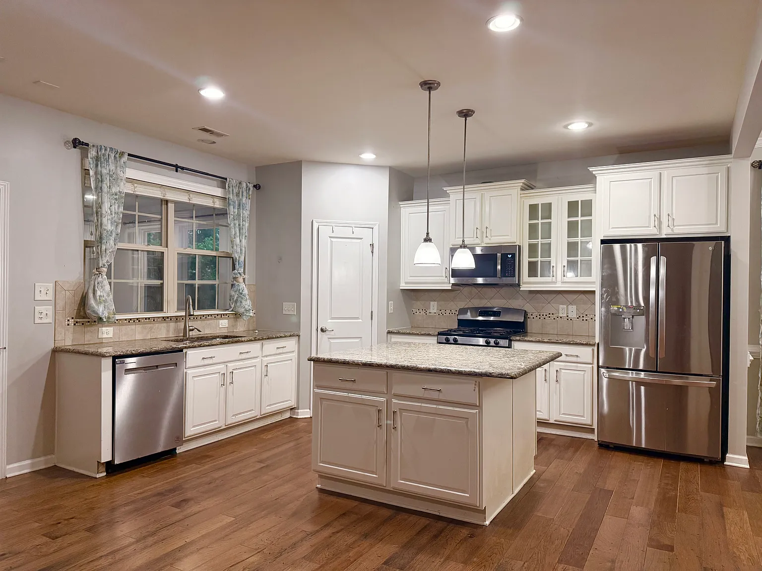 4 bed, 2852 sqft, $2,975 — Photo 3