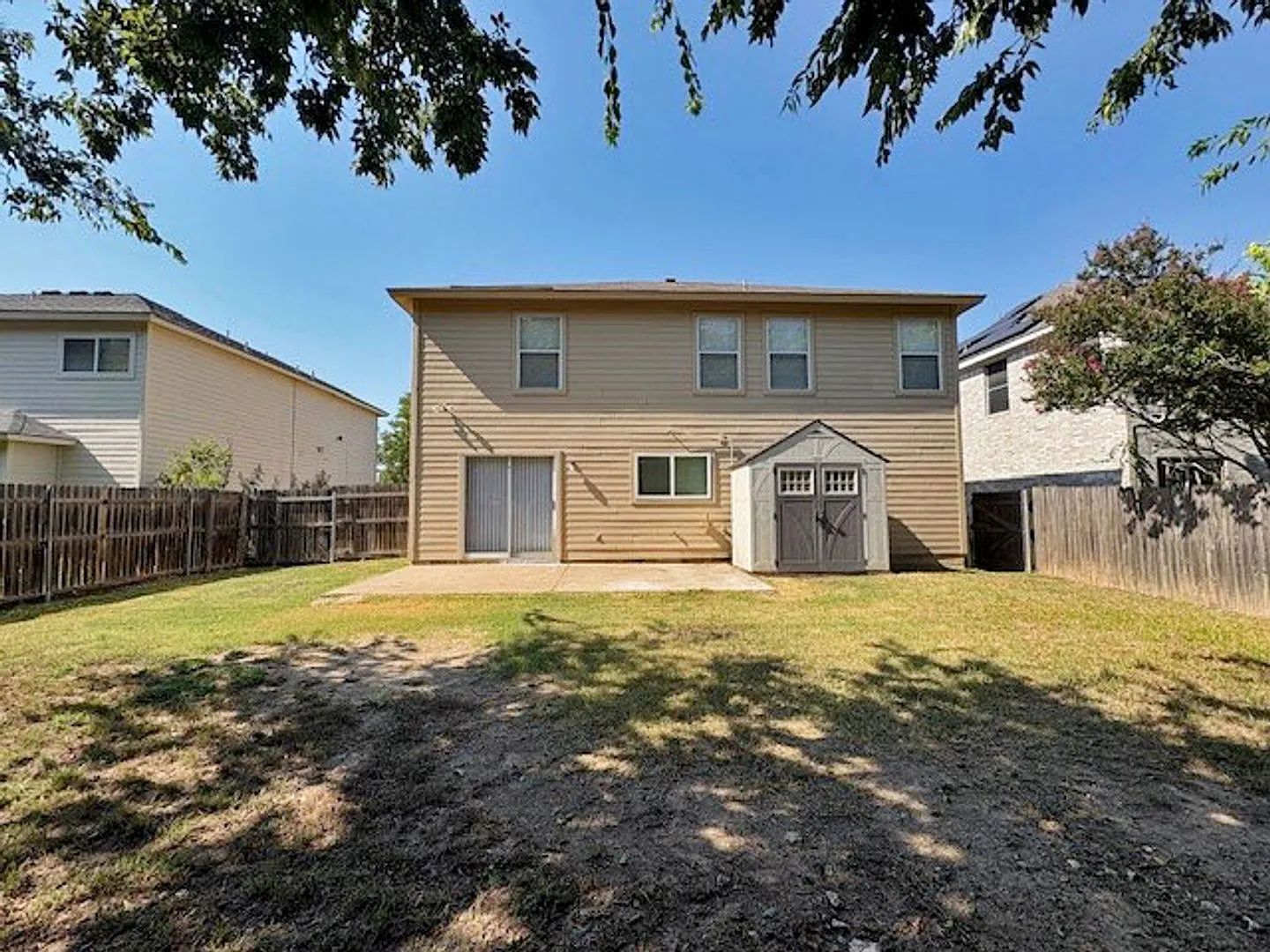 Large 2 story home with easy access to 820 and 30! — Photo 2
