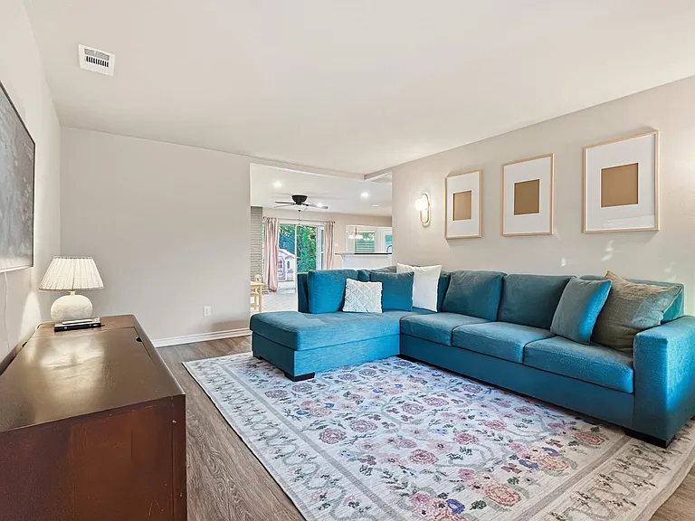 611 Stardust Ln — Photo 3