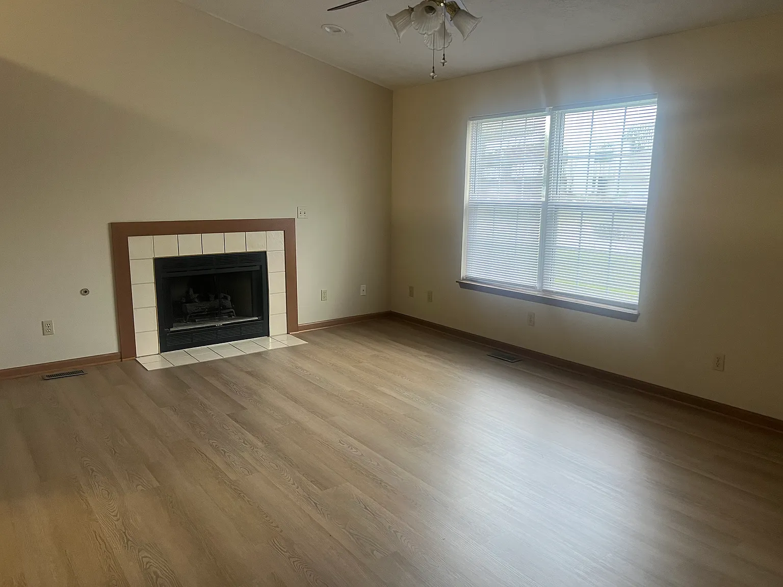 2 bed, 1100 sqft, $1,200 — Photo 2