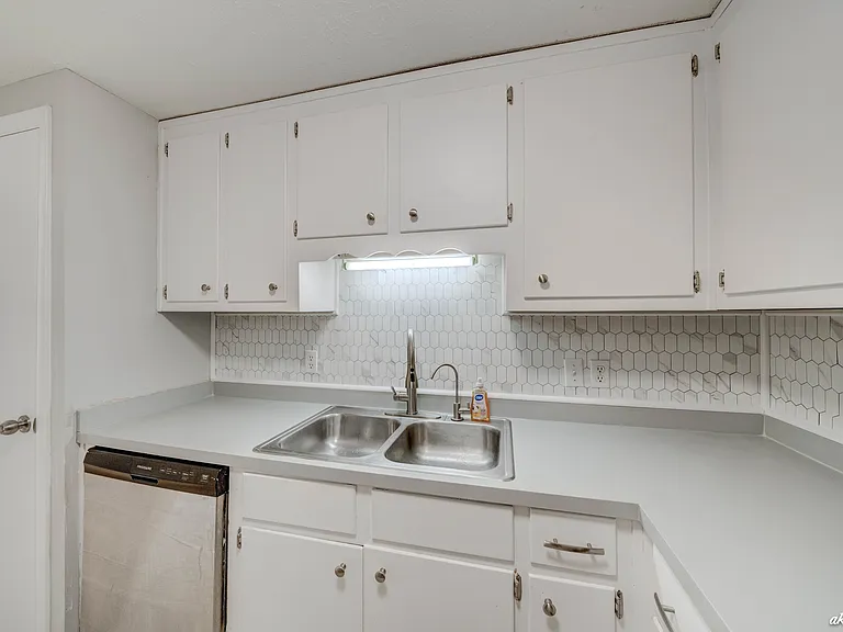 1125 Bradley Cir — Photo 7