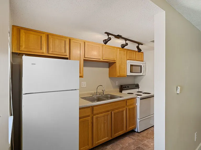 Balsam Avenue Apartments - The Courts — Photo 51
