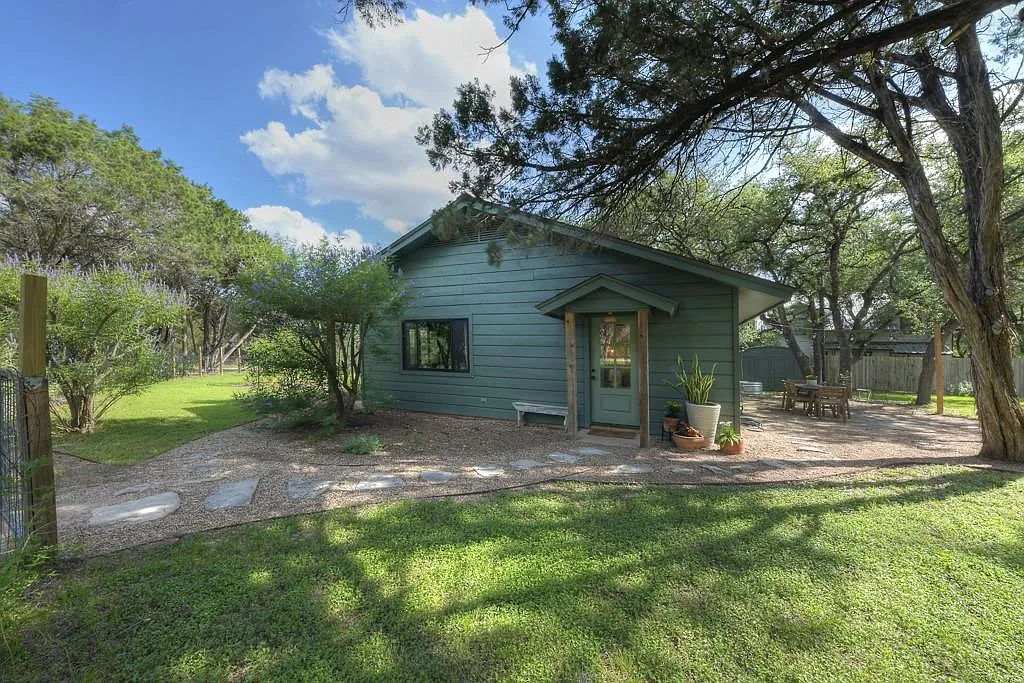 2 bed, 1.0 bath, 974 sqft, $2,700 — Photo 2