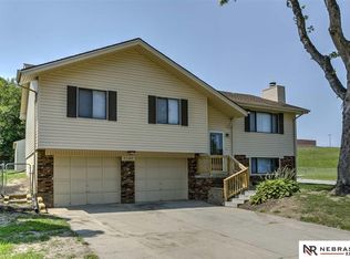 7795 Greenleaf Dr, La Vista, NE 68128