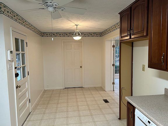 Kitchen Dining Area