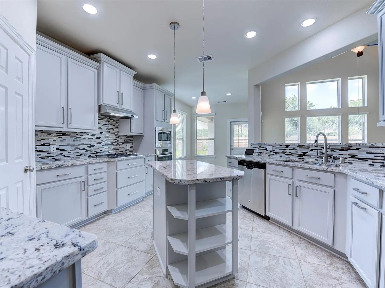 4 bed, 3.5 bath, 3541 sqft, $3,650 — Photo 3