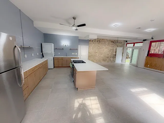 Studio, 900 sqft, $2,100 — Photo 1