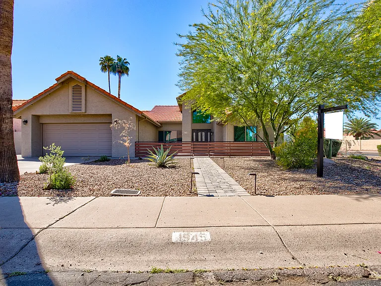 1945 E Velvet Dr — Photo 2