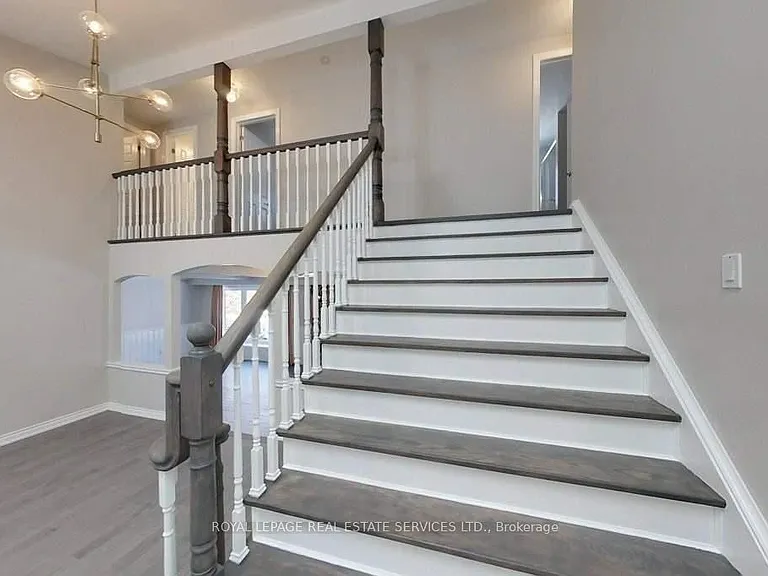 141 Castle Cres — Photo 3