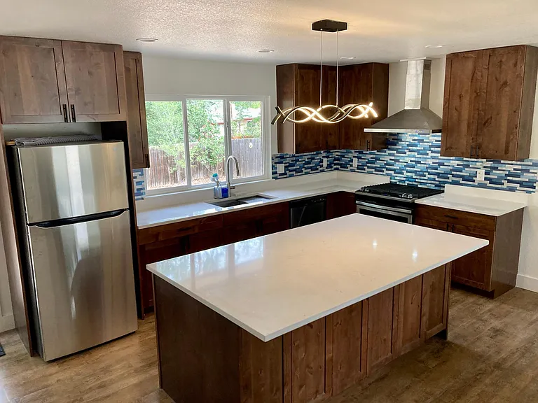Beautiful chef's kitchen, new appliances included