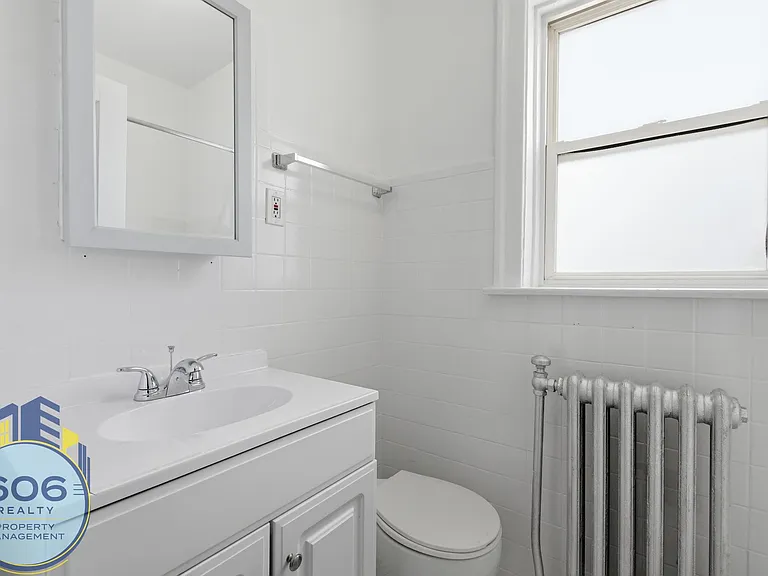 The Ashland Tower Modern Living in the Heart of Rogers Park — Photo 16