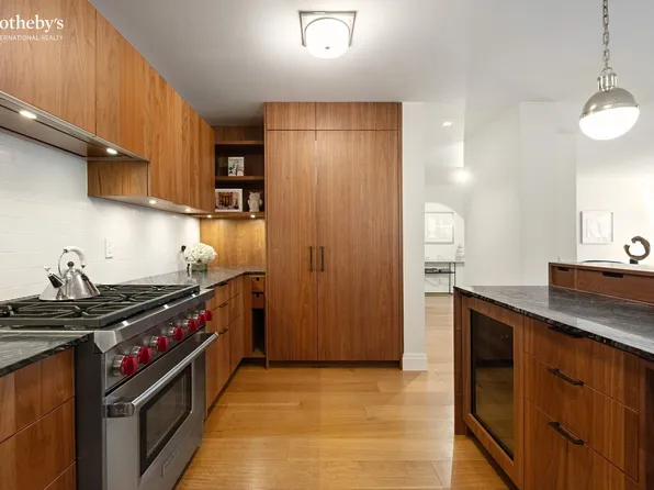 900 Park Avenue image 3 of 12