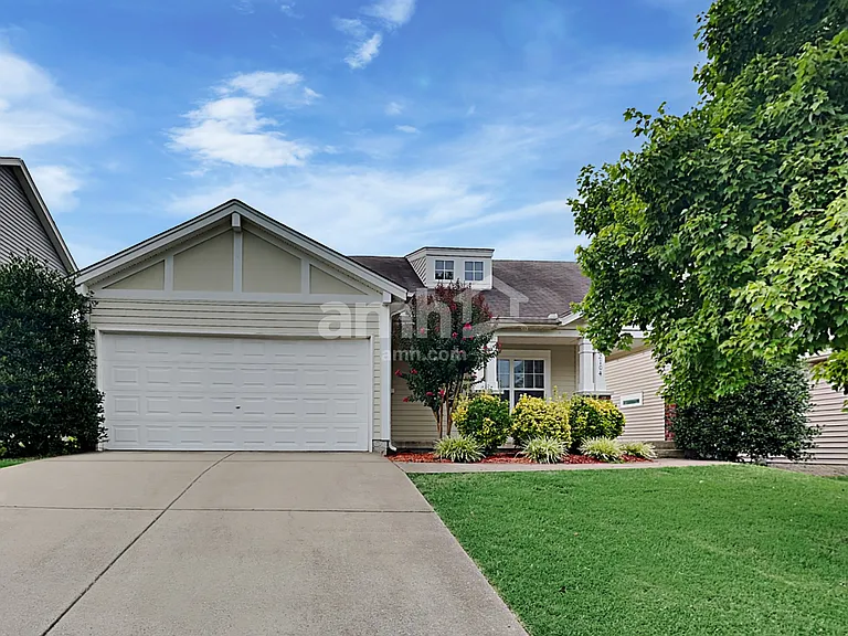 2104 Erin Ln — Photo 2