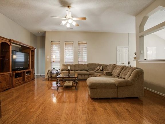4th image of 324 Woodglen Dr