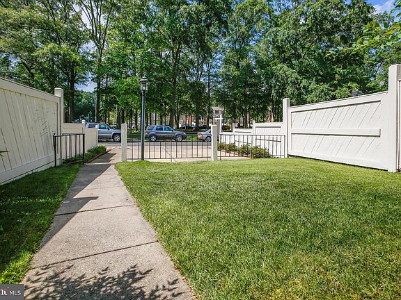 3rd image of 4439 Scarborough Sq
