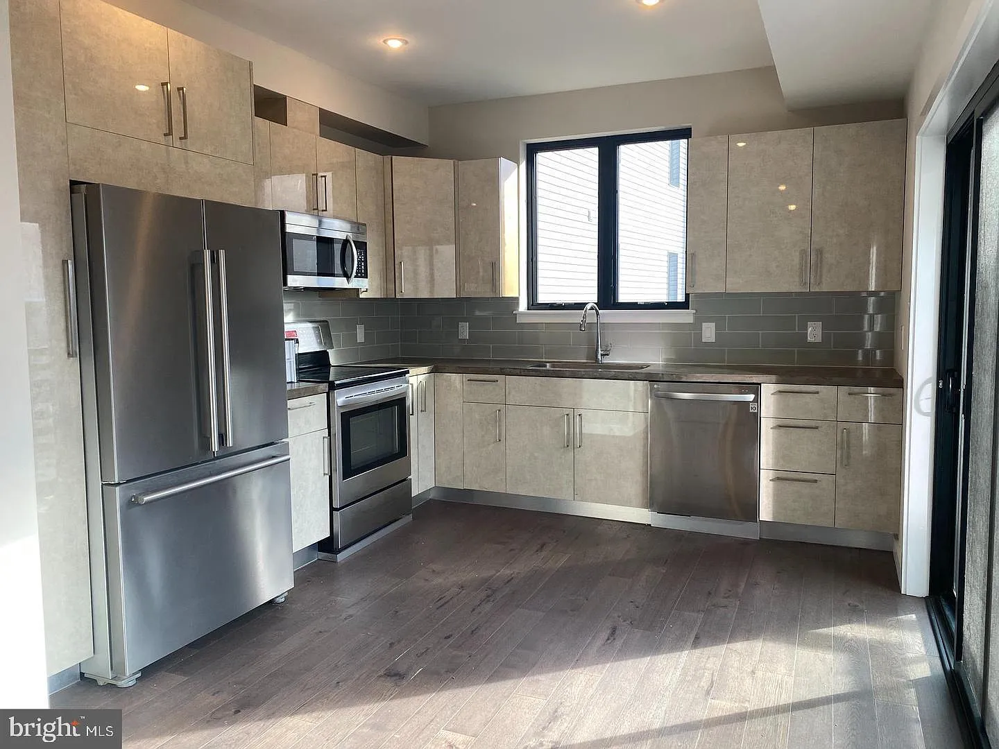 1 bed, 1.5 bath, 800 sqft, $2,100 — Photo 2
