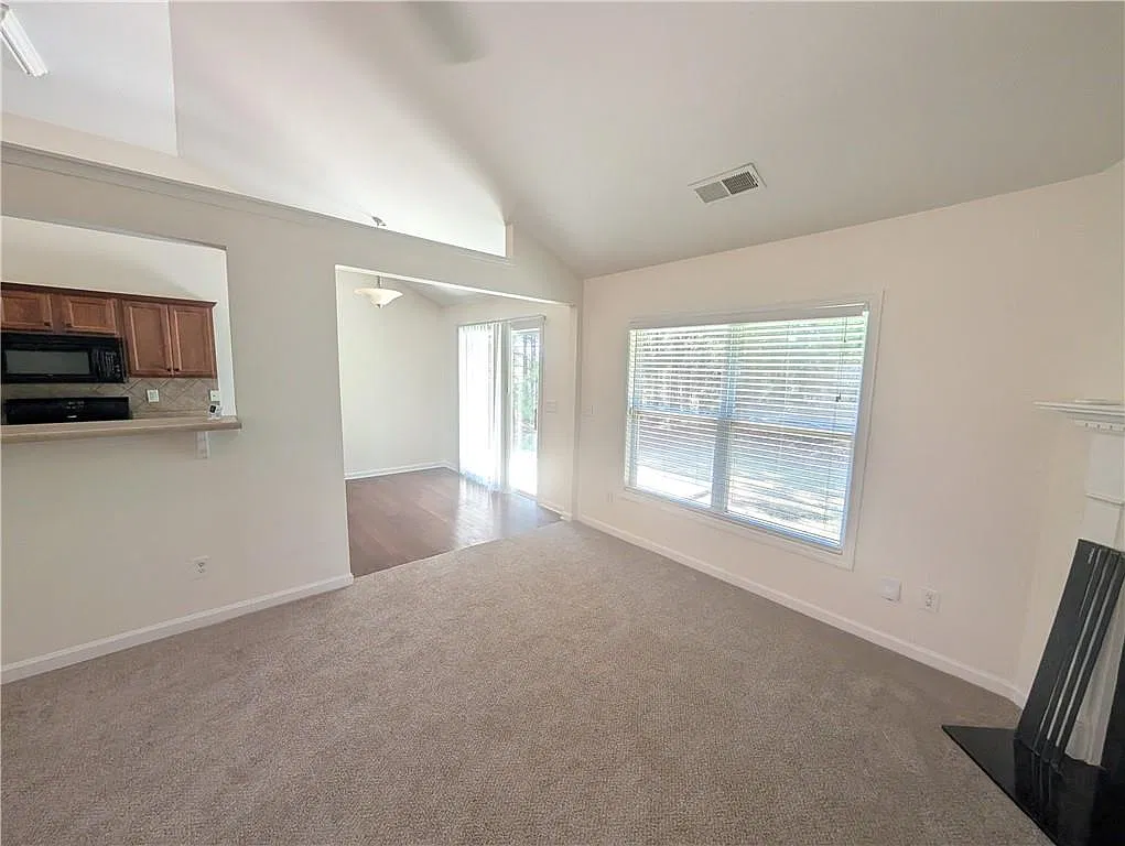 4 bed, 2.0 bath, 1826 sqft, $2,199 — Photo 3