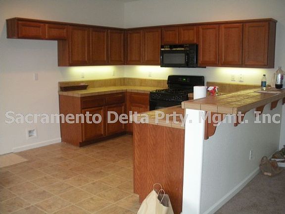 2nd image of 470 Bombay Cir